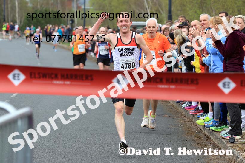 Senior mens relay, 2025 Elswick Harriers Good Friday Road Relays, Newburn, Newcastle upon Tyne. Photo: David T. Hewitson/Sports for All Pics